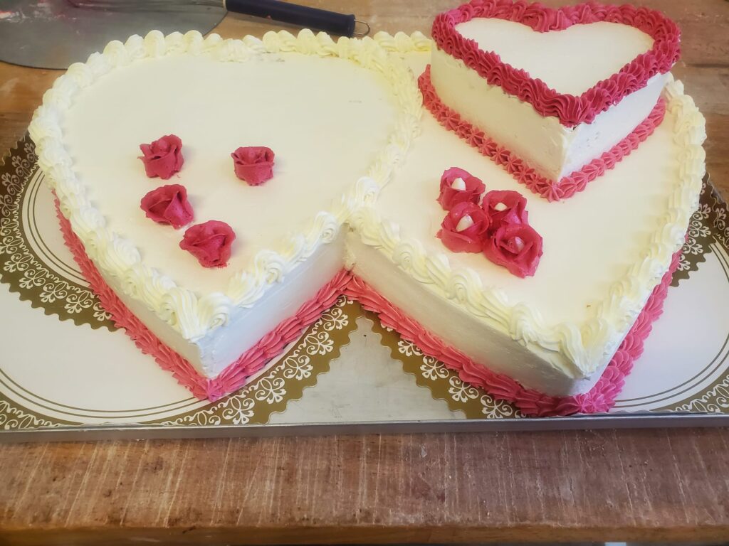 Herztorte nach Wunsch – mit Liebe, Erfahrung und Meisterhand gebacken - Kreuz-Bäcker Reilingen - Backen mit Hand, Liebe und Leidenschaft.